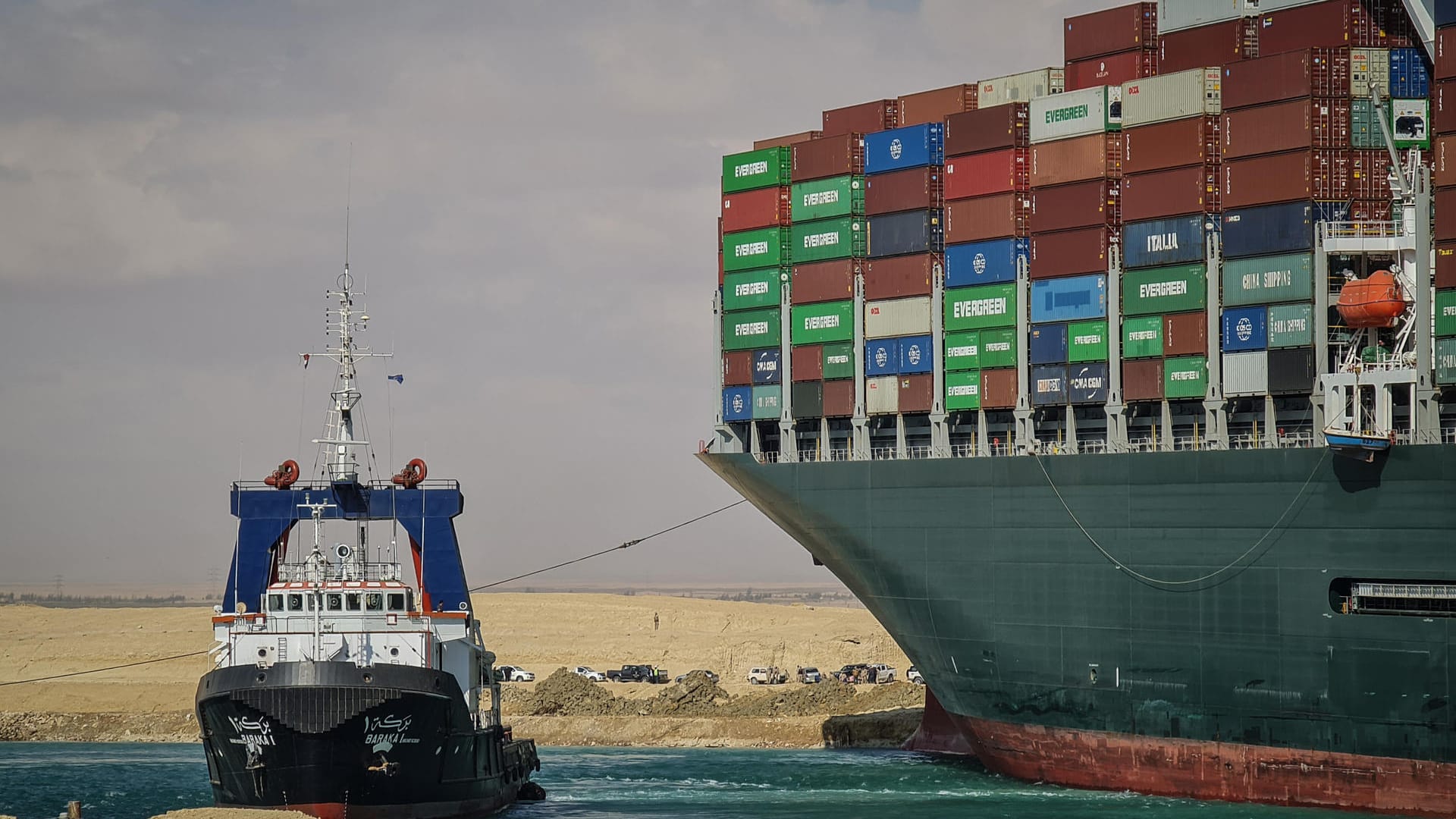 Ein Schlepper versucht, das Contanerschiff "Ever Green" freizuziehen. Bislang sind aber alle Versuche einer Bergung gescheitert. Ein Schlepper versucht, das Contanerschiff "Ever Green" freizuziehen. Bislang sind aber alle Versuche einer Bergung gescheitert.