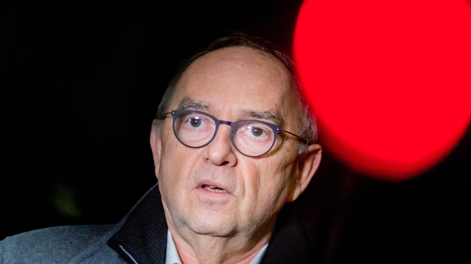Der SPD-Chef Norbert Walter-Borjan bei einer Pressekonferenz (Archivbild). Er will Unternehmen stärker in die Pflicht bei Tests nehmen. Der SPD-Chef Norbert Walter-Borjan bei einer Pressekonferenz (Archivbild). Er will Unternehmen stärker in die Pflicht bei Tests nehmen.