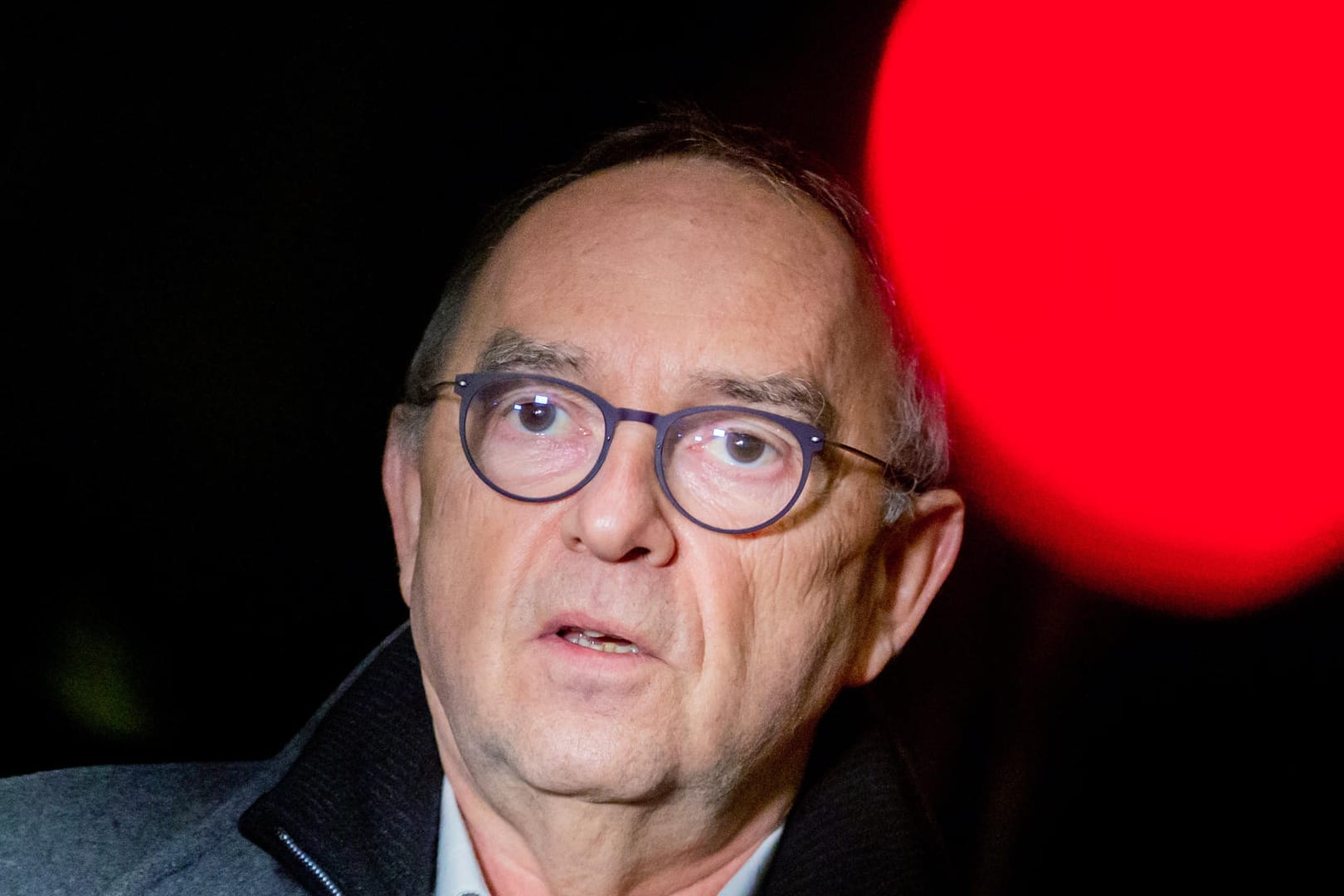 Der SPD-Chef Norbert Walter-Borjan bei einer Pressekonferenz (Archivbild). Er will Unternehmen stärker in die Pflicht bei Tests nehmen.
