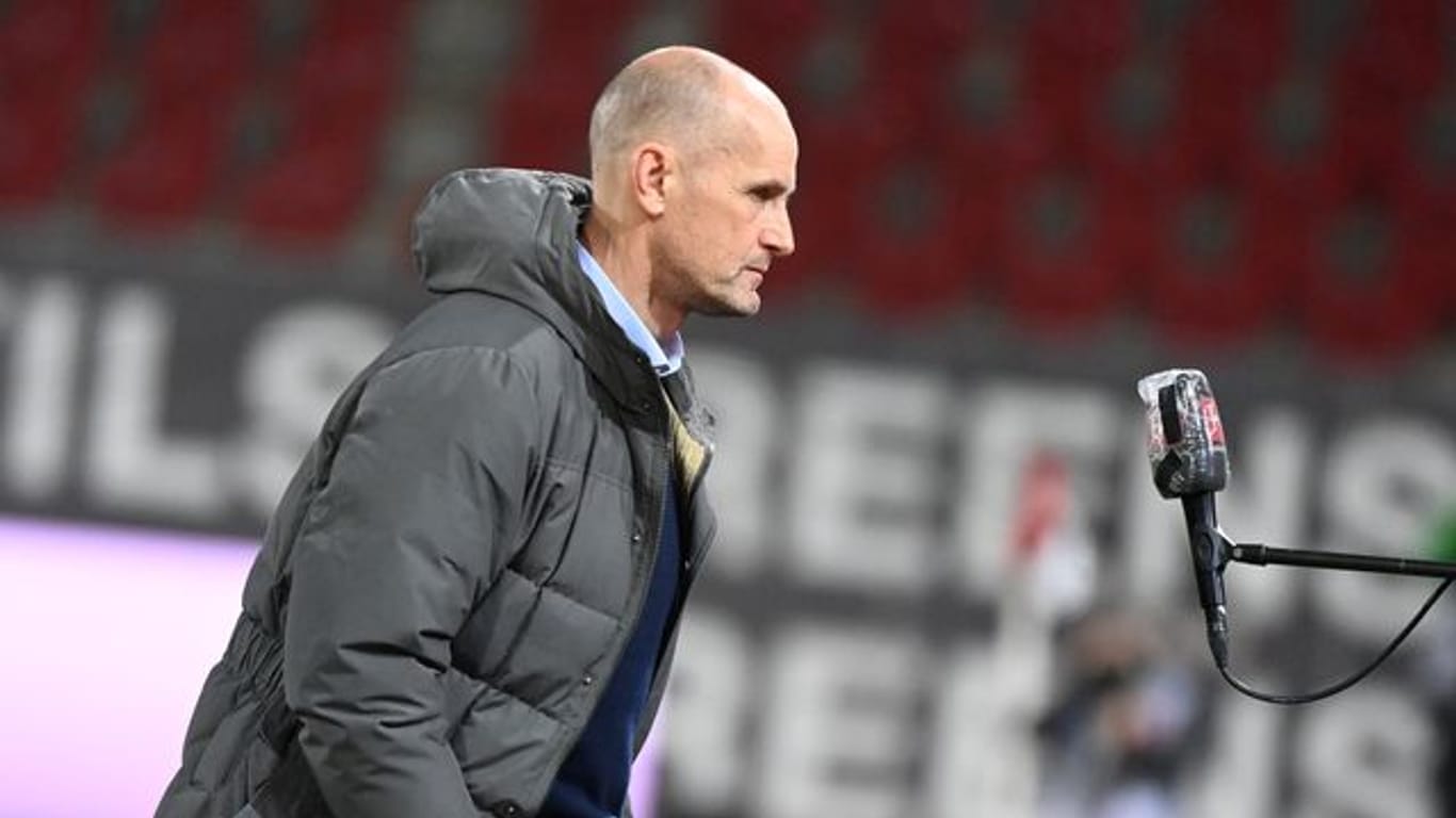 Augsburgs Trainer Heiko Herrlich befürwortet die Idee eines zweiwöchigen Corona-Trainingslagers für alle Vereine.