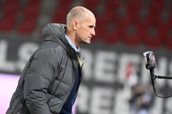 Augsburgs Trainer Heiko Herrlich befürwortet die Idee eines zweiwöchigen Corona-Trainingslagers für alle Vereine.