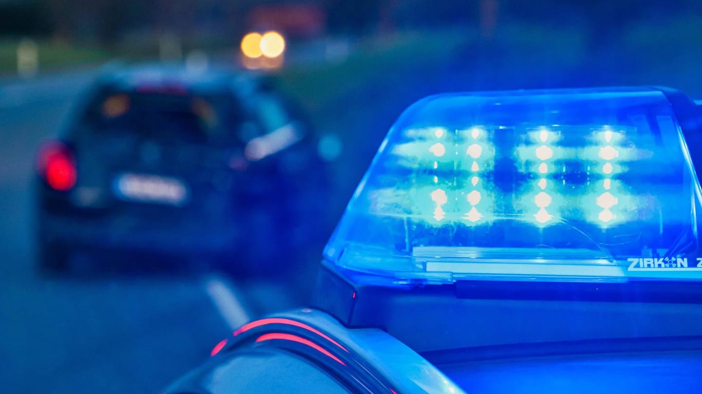 Ein Blaulicht auf einem Streifenwagen. Die Polizei in Korbach sucht zwei Täter, die ein Baby schwer verletzt haben.