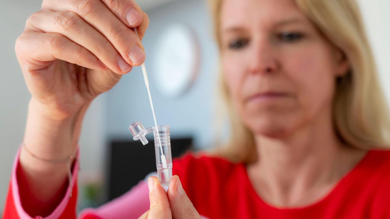 Eine Frau macht einen Antigen-Schnelltest (Archivbild). Trotz Tests und Impfungen gibt es wieder mehr Corona-Neuinfektionen.