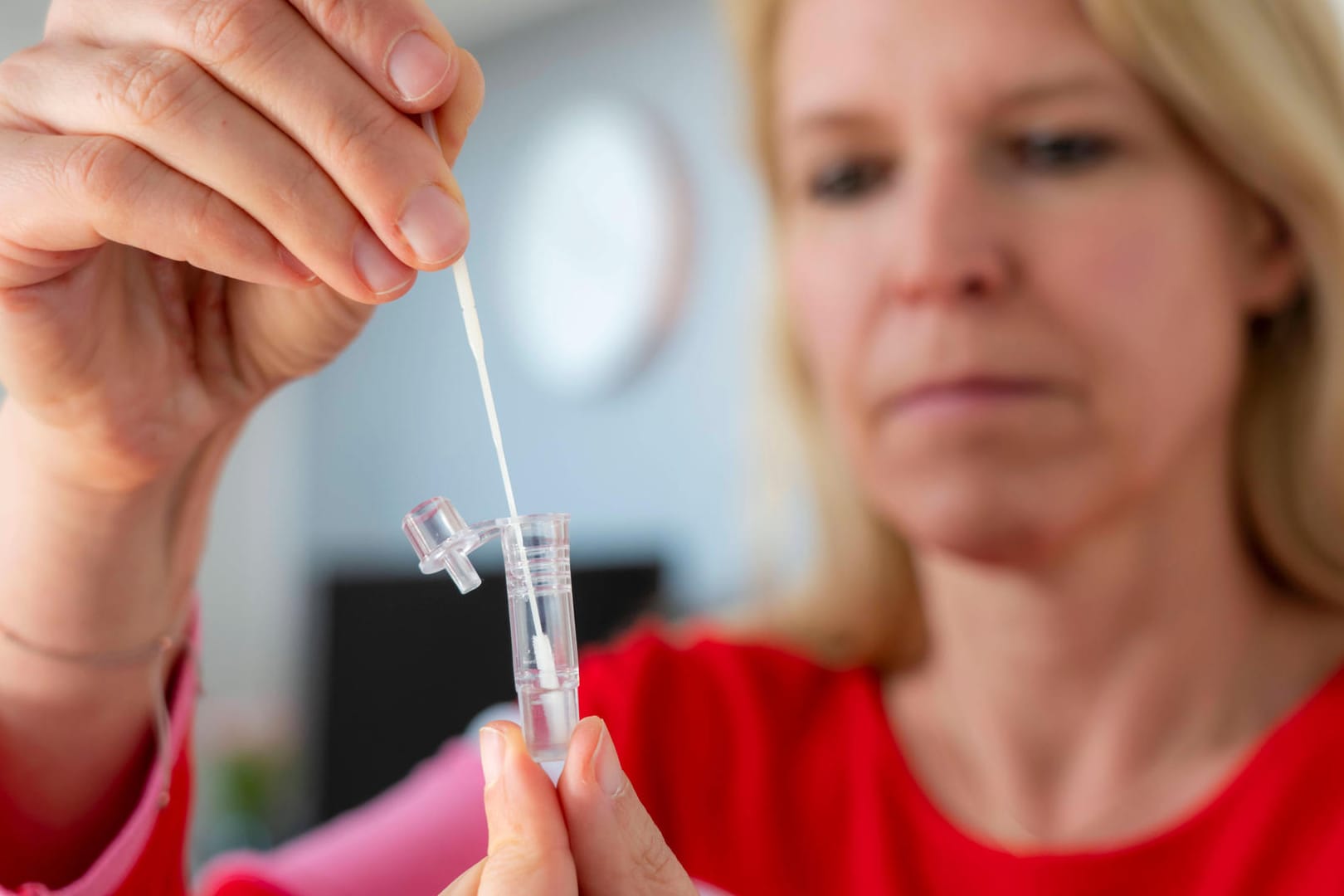 Eine Frau macht einen Antigen-Schnelltest (Archivbild). Trotz Tests und Impfungen gibt es wieder mehr Corona-Neuinfektionen.