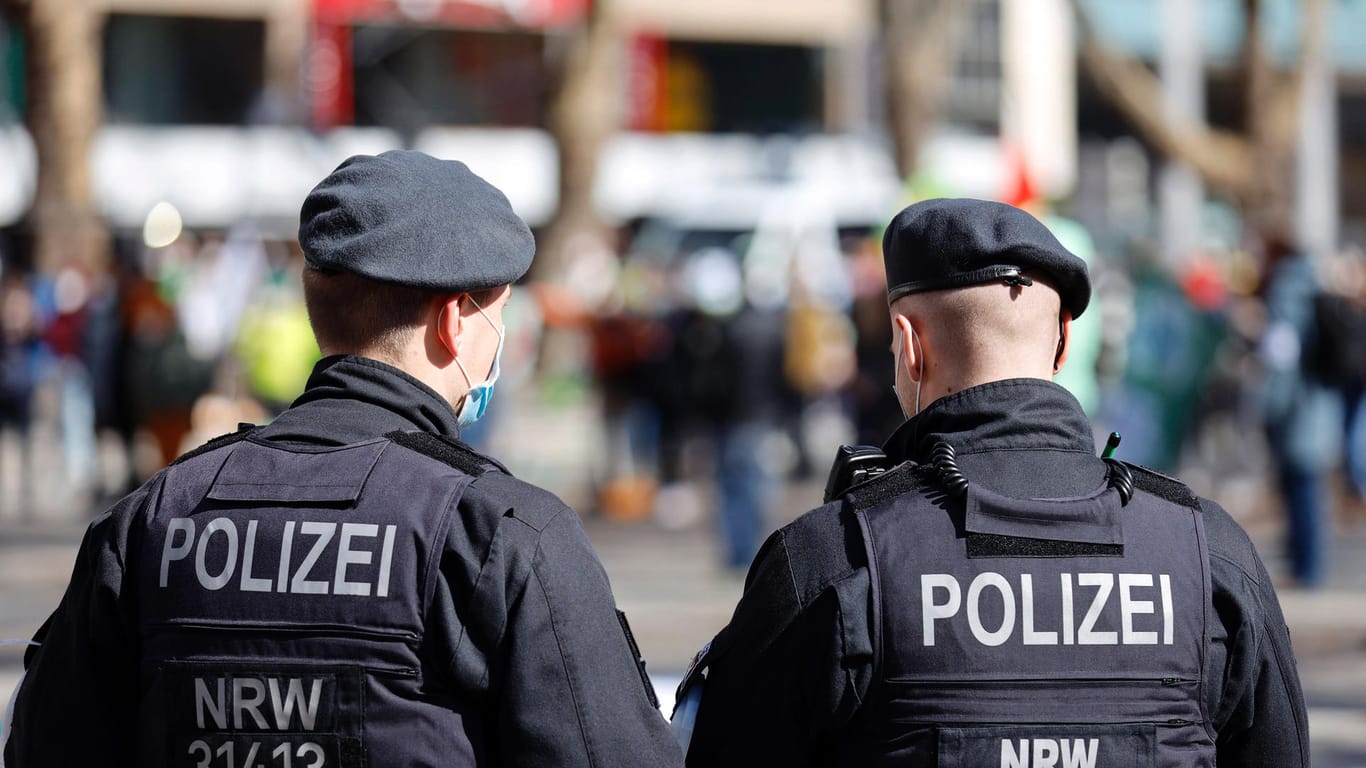Polizisten am Rande einer Kundgebung (Archivbild): Am Samstag finden in Köln mehrere Demos statt.