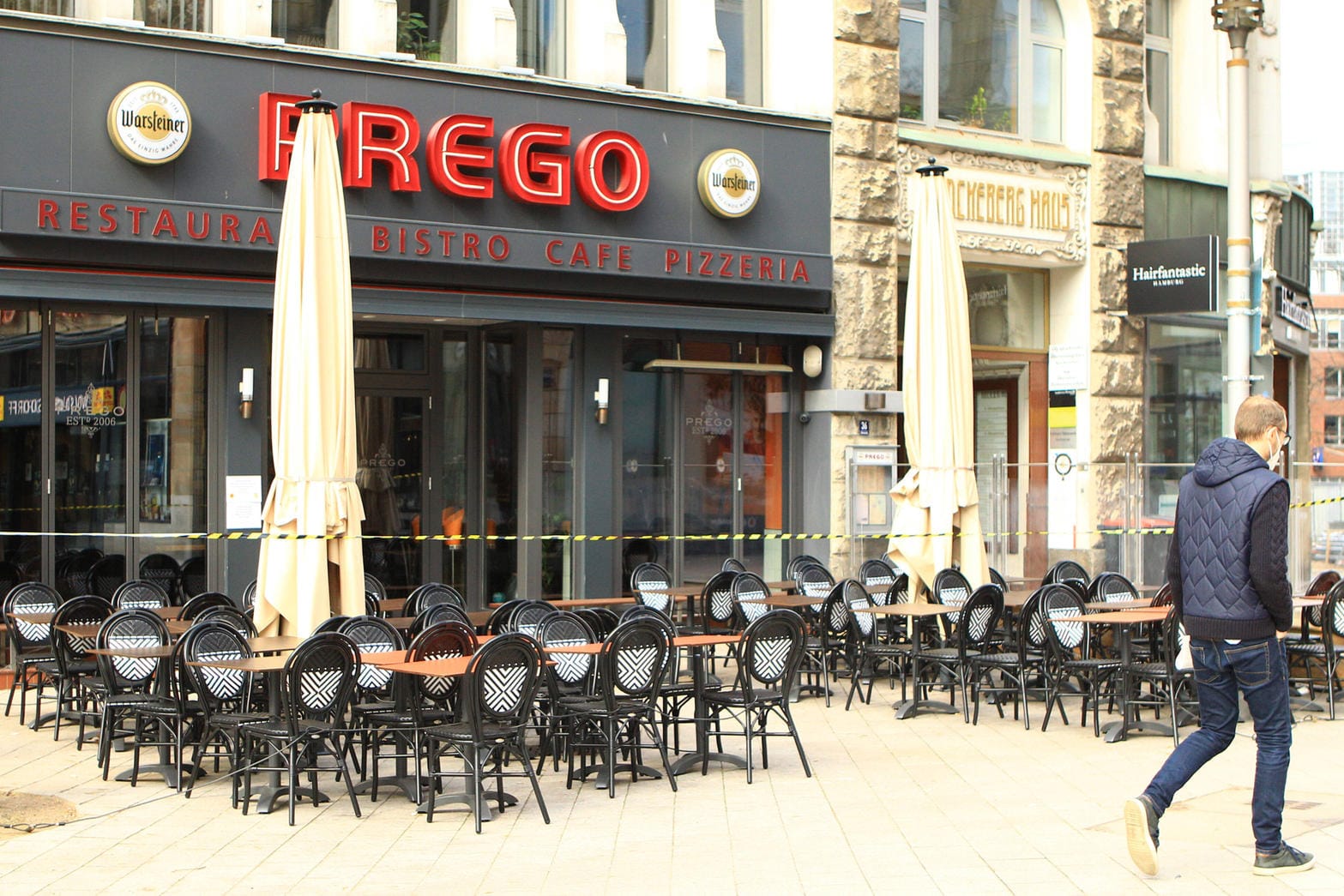 Spaziergänger vor geschlossenem Restaurant in Hamburgs Innenstadt: Viele Menschen wollen, dass die Politik den Lockdown verschärft.
