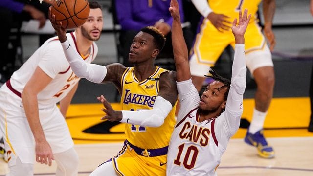 Feierte mit den Los Angeles Lakers endlich wieder einen Sieg: Dennis Schröder (M). Feierte mit den Los Angeles Lakers endlich wieder einen Sieg: Dennis Schröder (M).