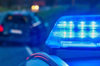 Blaulicht der Polizei (Symbolbild): In Neumünster ist es zu einem schweren Unfall gekommen.