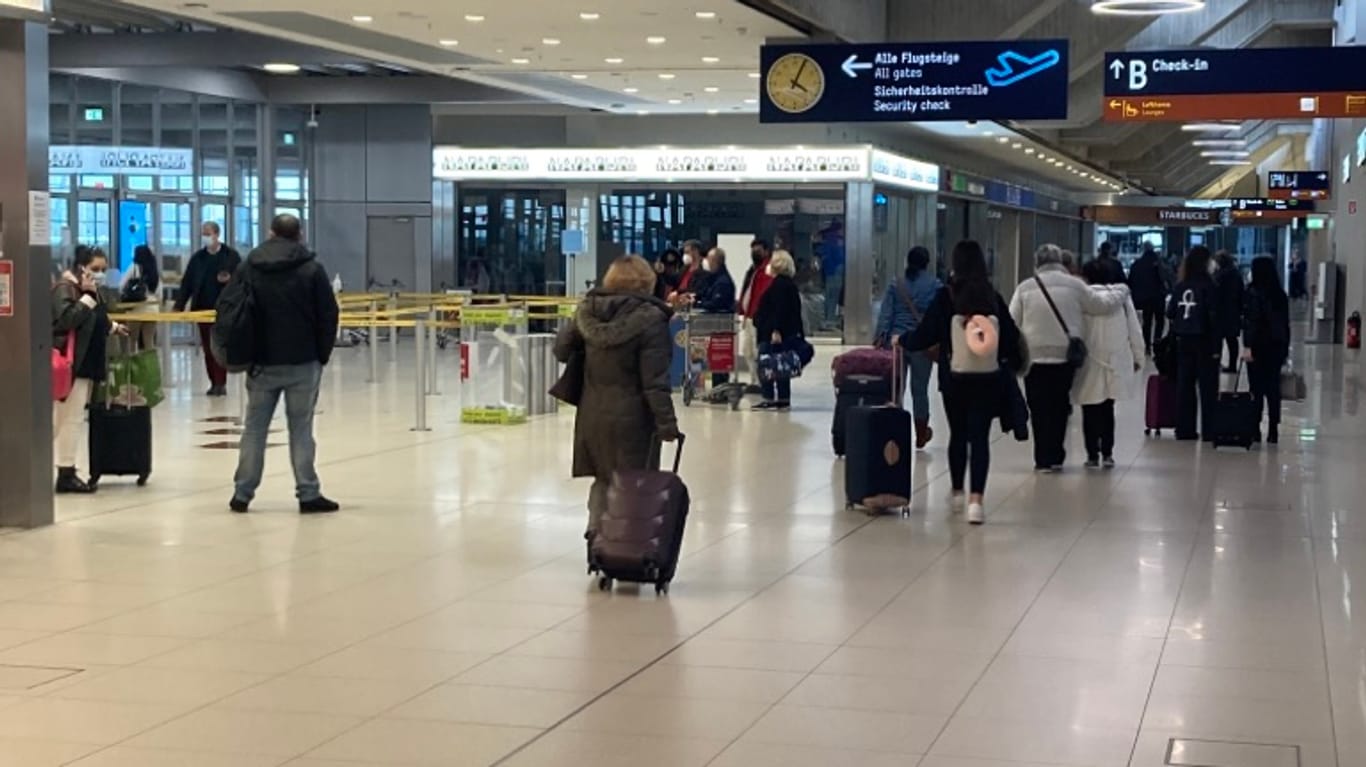 Fluggäste am Flughafen Köln/Bonn: Die Osterferien nutzen einige zum Verreisen