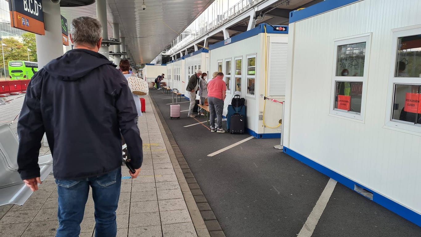 Wartende Menschen: Am Flughafen Köln-Bonn können sich Fluggäste im Corona-Testzentrum testen lassen.
