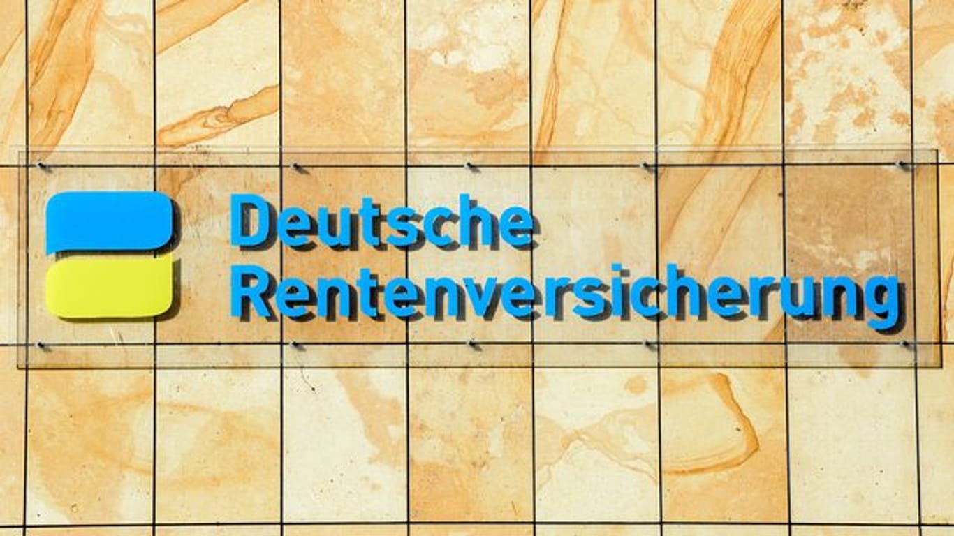 Der Schriftzug Deutsche Rentenversicherung an einem Gebäude in Berlin.