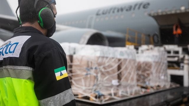 Der Airbus A310 der Flugbereitschaft wird auf dem Flughafen Manaus in Brasilien entladen.