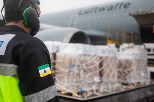 Der Airbus A310 der Flugbereitschaft wird auf dem Flughafen Manaus in Brasilien entladen.