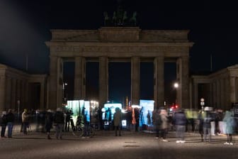 Das Brandenburger Tor in Berlin liegt während der "Earth Hour" im Dunkeln.