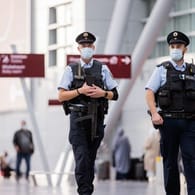 Polizisten gehen durch den Flughafen Düsseldorf (Symbolbild): Seit Beginn der Corona-Pandemie gibt es hier für Diebe kaum etwas zu holen.
