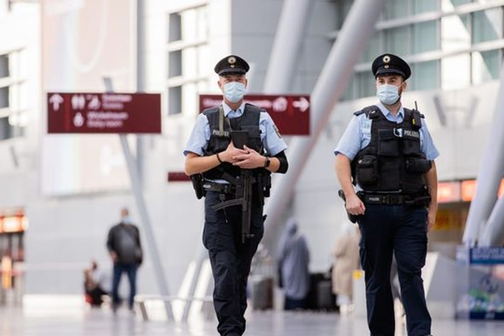 Polizisten gehen durch den Flughafen Düsseldorf (Symbolbild): Seit Beginn der Corona-Pandemie gibt es hier für Diebe kaum etwas zu holen.