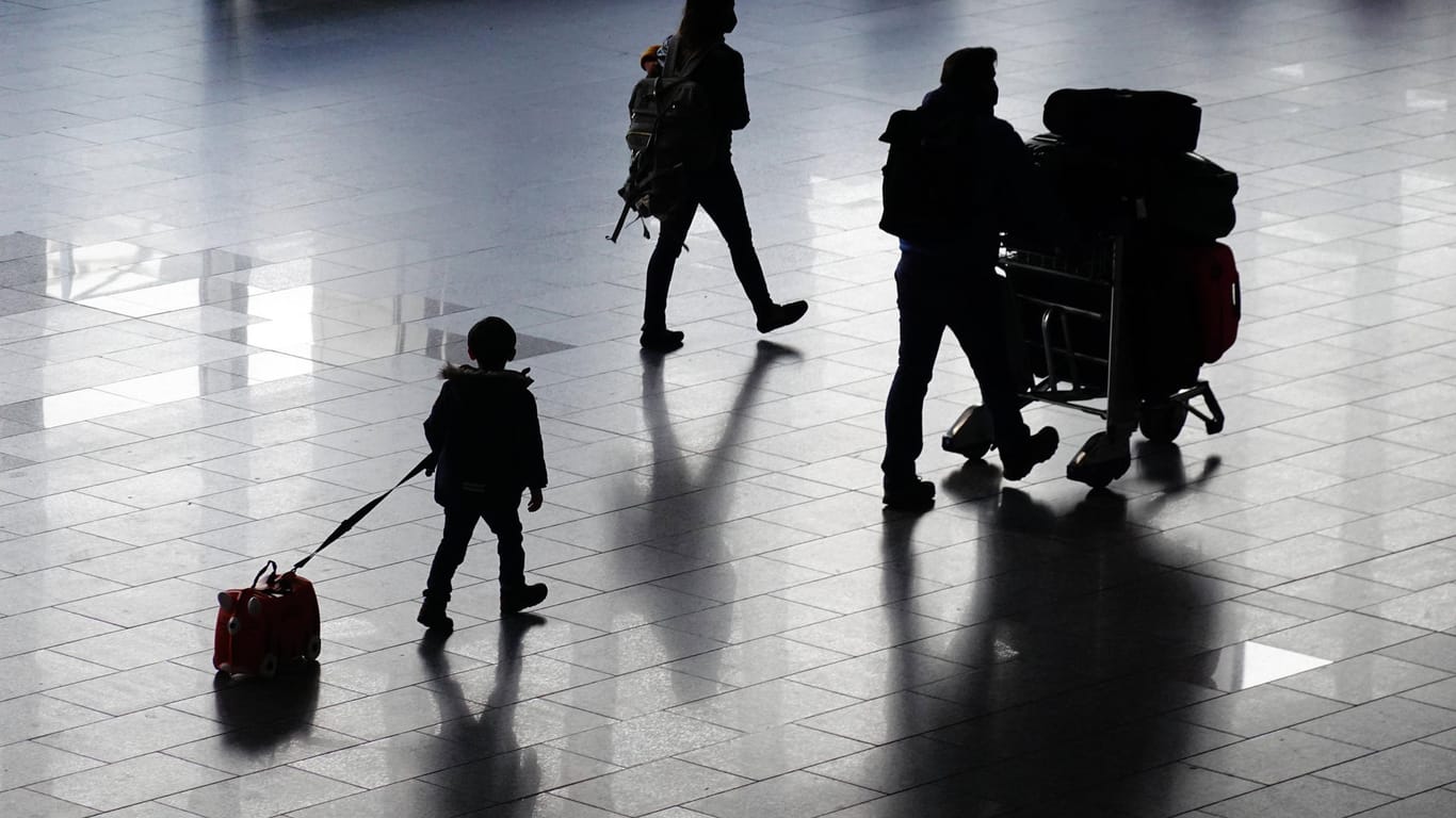 Passagiere am Flughafen (Symbolbild): In Köln starteten Menschen in den Urlaub auf Mallorca.