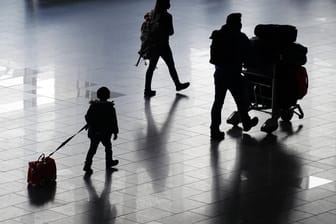 Passagiere am Flughafen (Symbolbild): In Köln starteten Menschen in den Urlaub auf Mallorca.