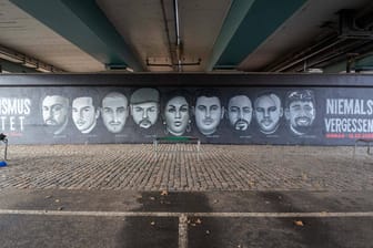 Unter der Friedensbrücke in Frankfurt erinnert ein Gedenkgraffiti an die Opfer des Attentats in Hanau am 19. Februar 2020: Die Tat wird verfilmt.