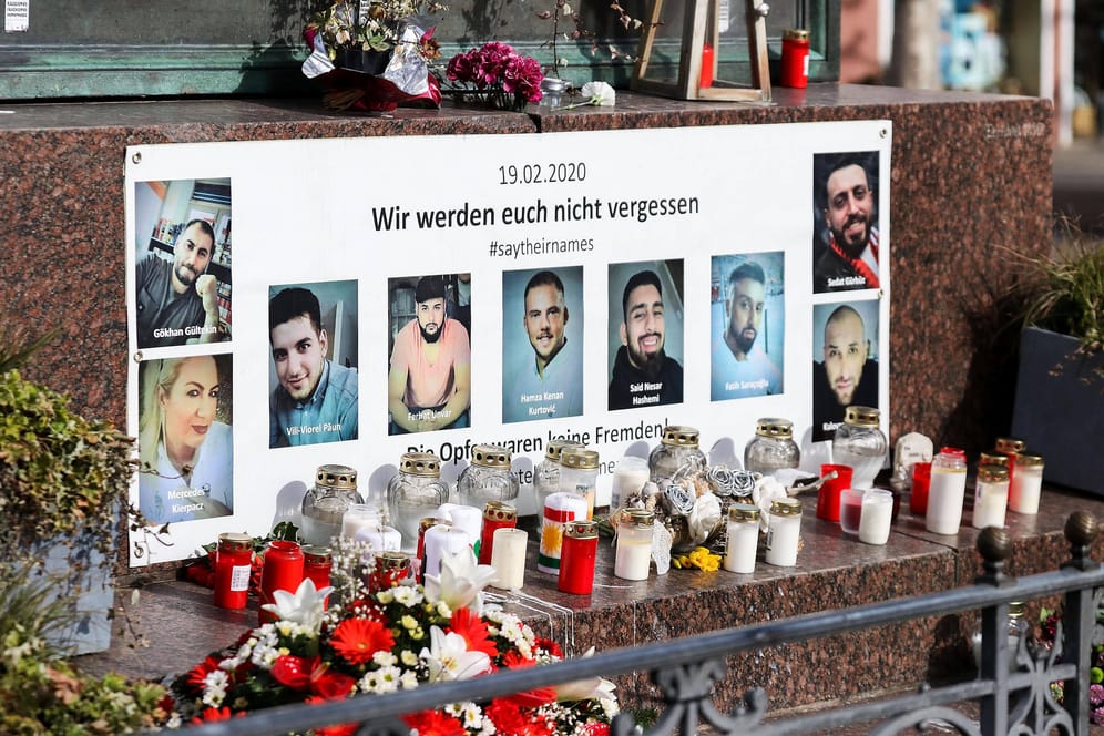 Kerzen, Blumen und Bilder erinnern an die Opfer des Attentats in Hanau am 19. Februar 2020.