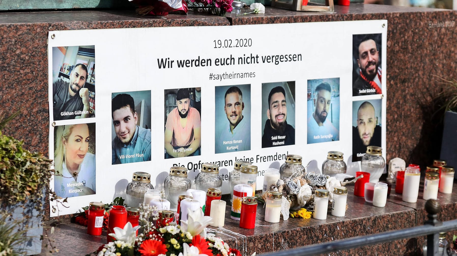 Kerzen, Blumen und Bilder erinnern an die Opfer des Attentats in Hanau am 19. Februar 2020.