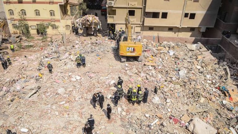Rettungskräfte durchsuchen die Trümmer des eingestürzten Wohnhauses im Stadtteil el-Salam.