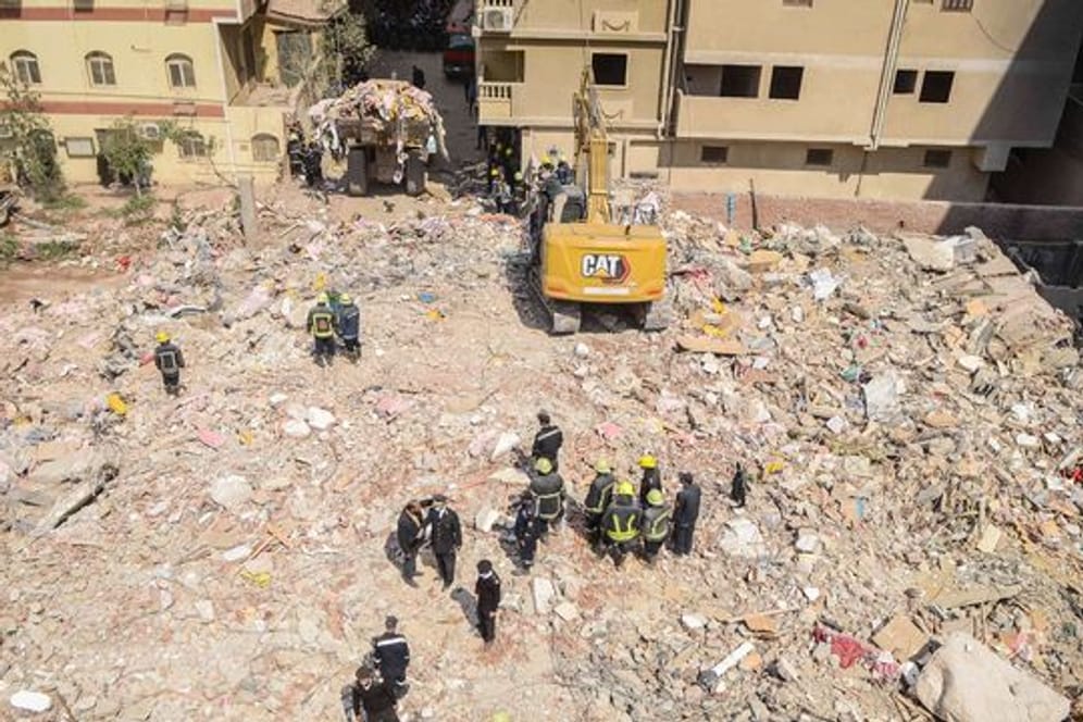 Rettungskräfte durchsuchen die Trümmer des eingestürzten Wohnhauses im Stadtteil el-Salam.