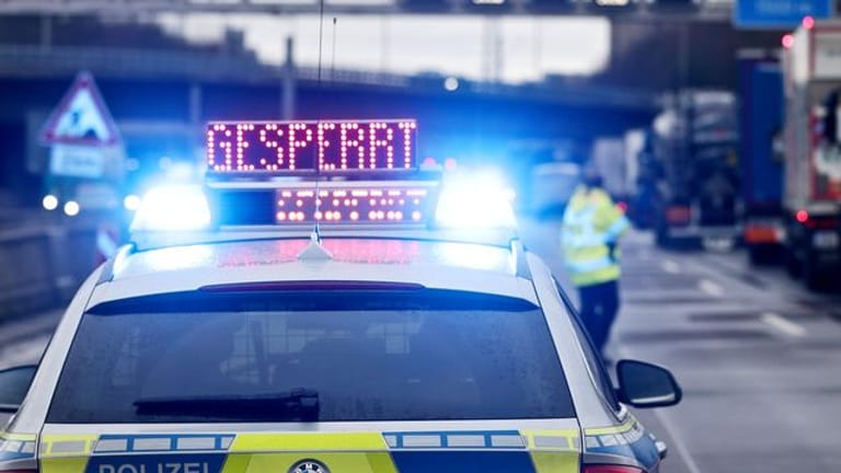 Auf einem Polizeifahrzeug leuchtet die Aufschrift "Gesperrt" (Symbolbild): In Essen sind mehrere Personen bei einem Unfall verletzt worden.