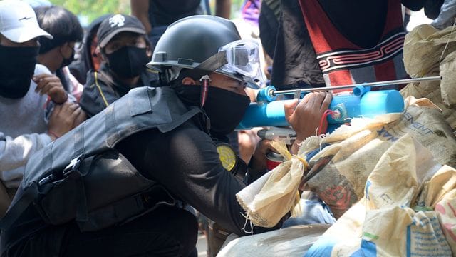 Ein Anti-Putsch-Demonstrant bereitet sich mit einem provisorischen Luftgewehr auf die Konfrontation mit der Polizei vor. Ein Anti-Putsch-Demonstrant bereitet sich mit einem provisorischen Luftgewehr auf die Konfrontation mit der Polizei vor.