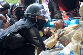 Ein Anti-Putsch-Demonstrant bereitet sich mit einem provisorischen Luftgewehr auf die Konfrontation mit der Polizei vor.