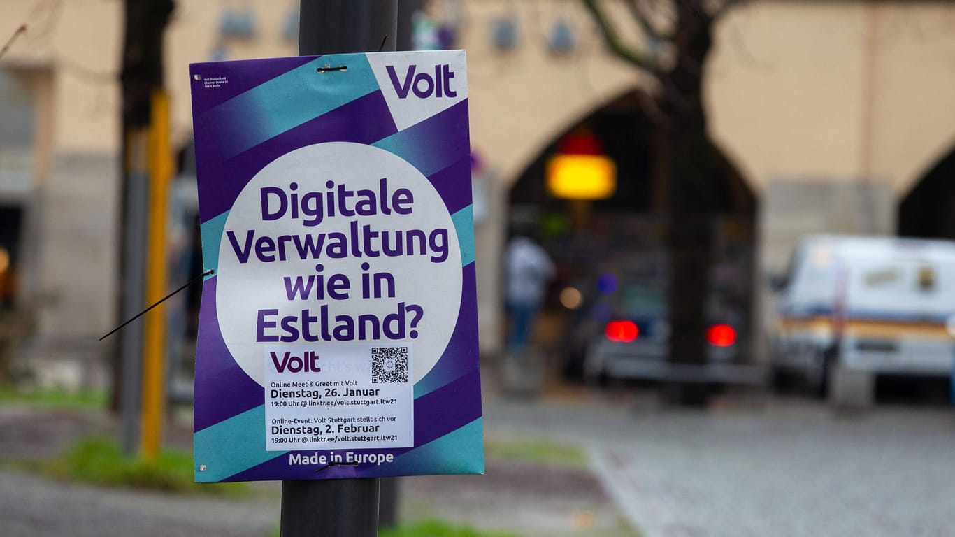 Ein Wahl-Plakat der Volt-Partei (Symbolbild): Die Partei schaffte es bei der Kommunalwahl in Hessen gleich in mehrere Stadtparlamente – auch in Frankfurt.