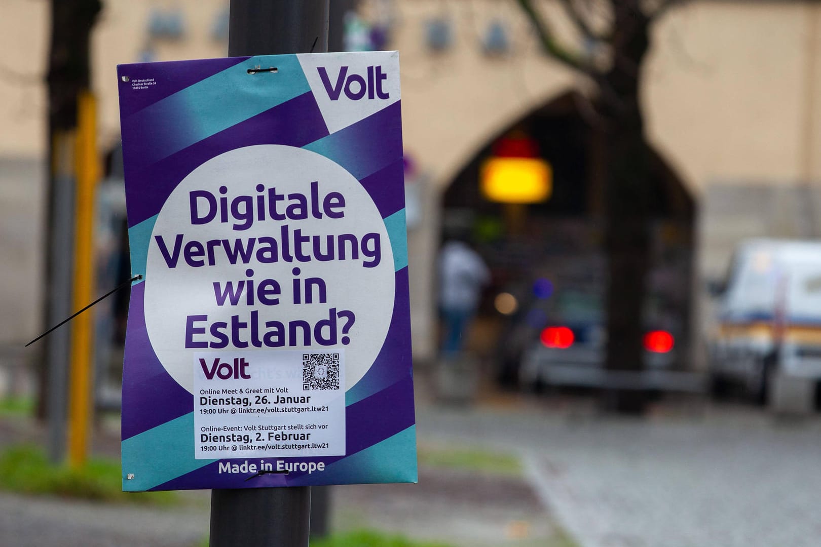 Ein Wahl-Plakat der Volt-Partei (Symbolbild): Die Partei schaffte es bei der Kommunalwahl in Hessen gleich in mehrere Stadtparlamente – auch in Frankfurt.
