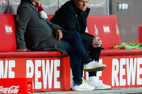 Pflegen einen offenen Austausch: FC-Sportdirektor Horst Heldt (l) und Trainer Markus Gisdol.