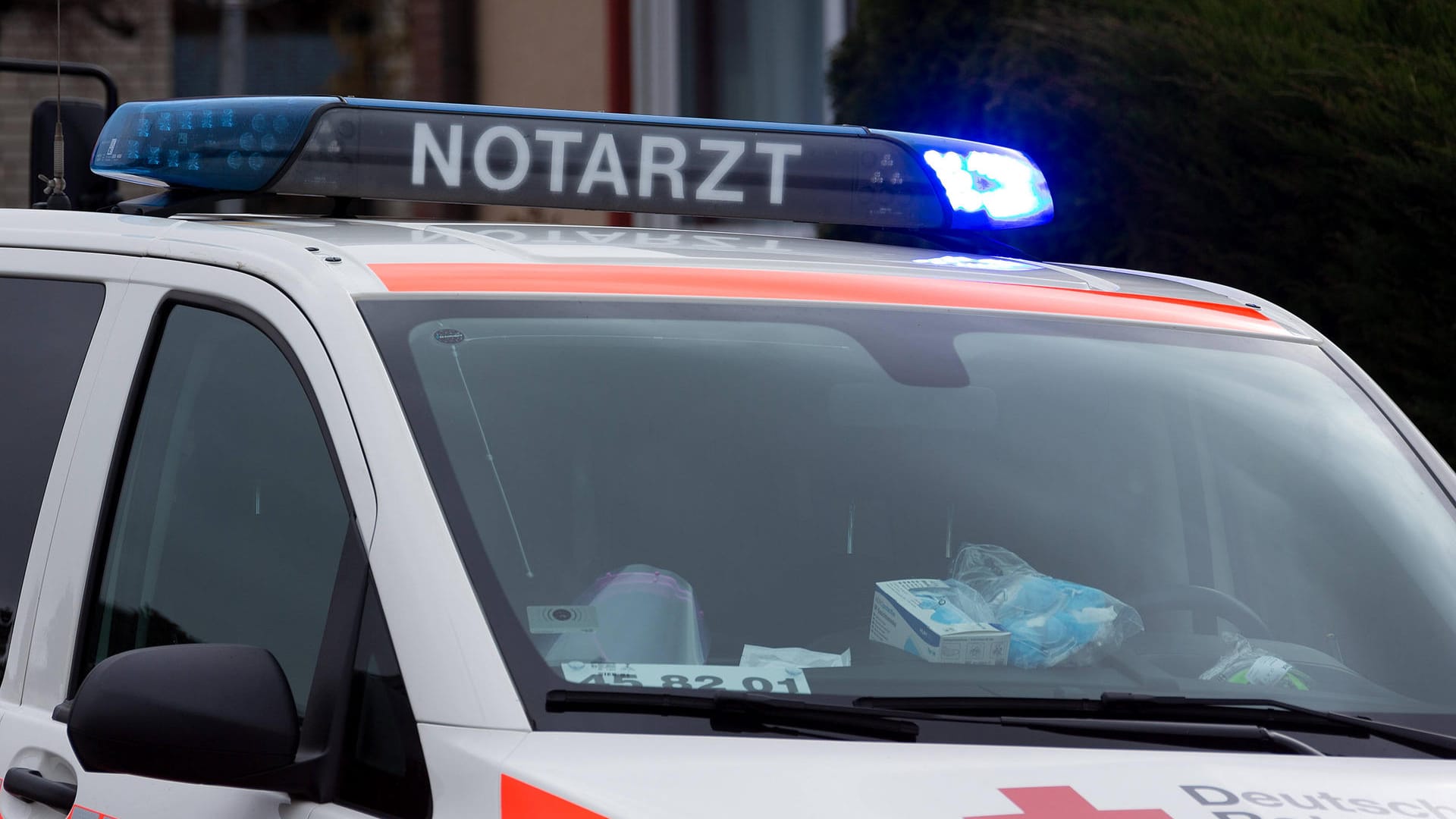Ein Notarztwagen fährt zu einem Einsatz (Symbolbild): Der Bruder der Mädchen konnte sich noch in Sicherheit bringen. Ein Notarztwagen fährt zu einem Einsatz (Symbolbild): Der Bruder der Mädchen konnte sich noch in Sicherheit bringen.