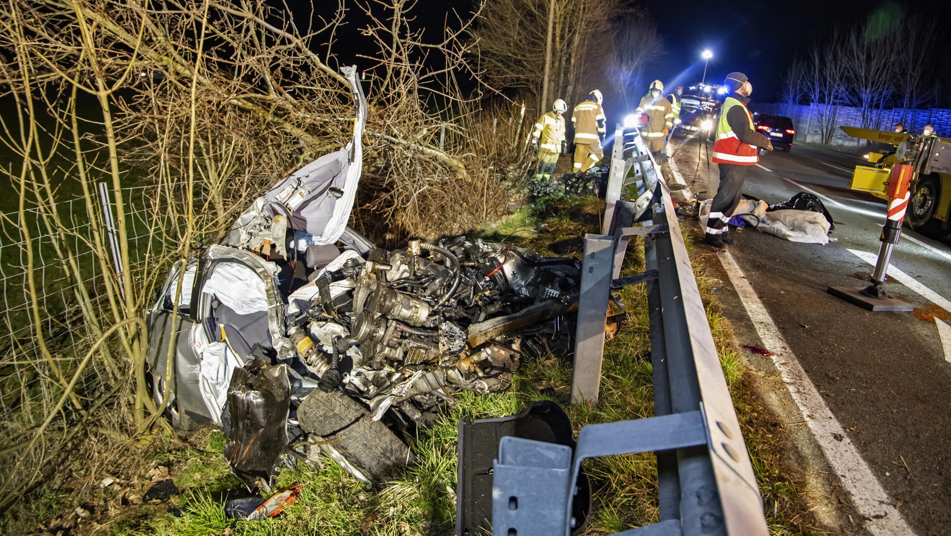 Schwerer Verkehrsunfall bei Salzburg in Österreich: Ein Notarzt konnte nur noch den Tod der drei verunglückten Männer feststellen. Schwerer Verkehrsunfall bei Salzburg in Österreich: Ein Notarzt konnte nur noch den Tod der drei verunglückten Männer feststellen.