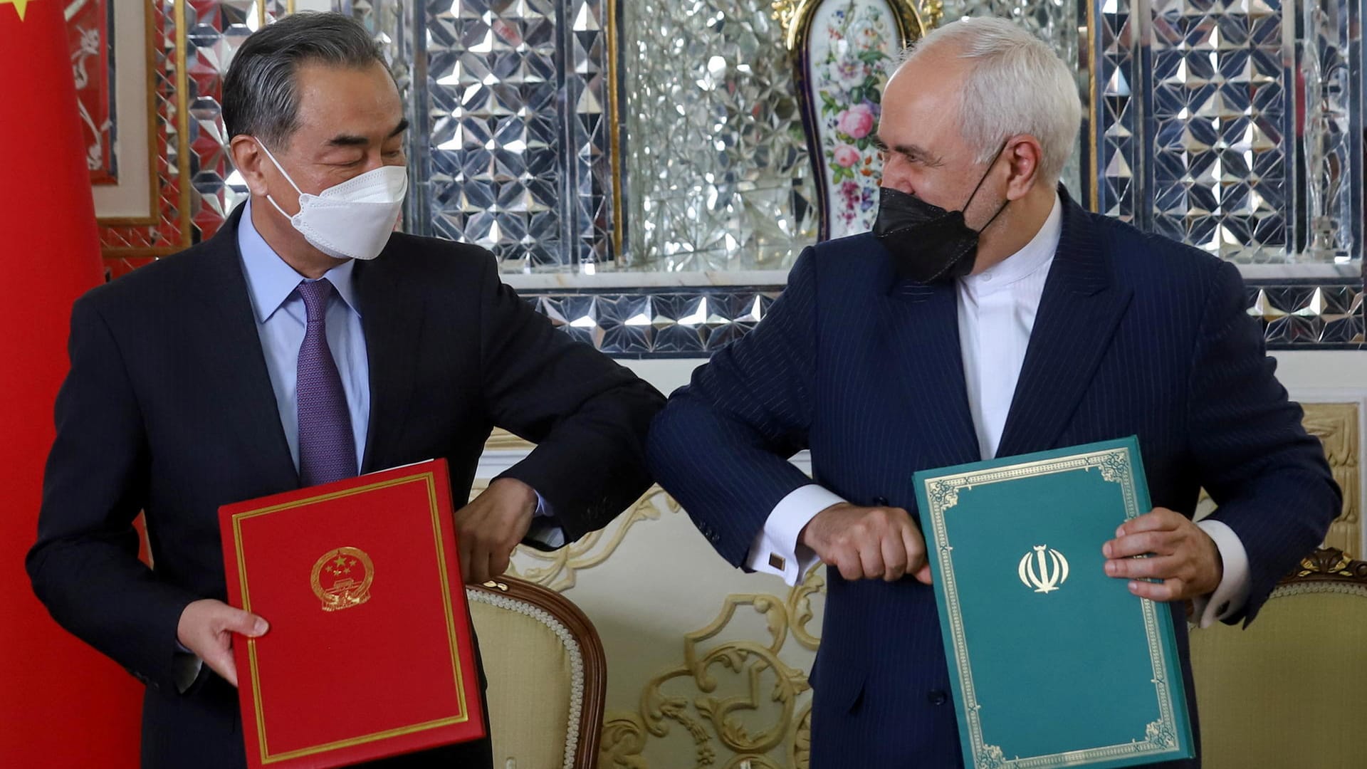 Iran's Außenminister Mohammad Javad Zarif und China's Außenminister Wang Yi: Sie unterzeichneten das Abkommen. Iran's Außenminister Mohammad Javad Zarif und China's Außenminister Wang Yi: Sie unterzeichneten das Abkommen.