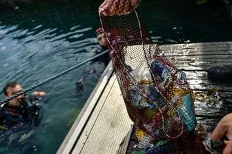 Plastik aus dem Meer, eingesammelt in einem Netz.