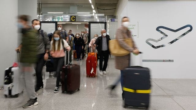 Passagiere kommen auf dem Flughafen Palma de Mallorca an.