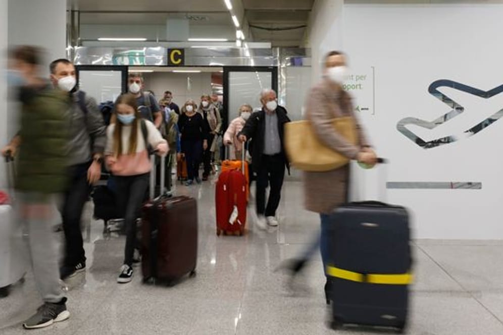 Passagiere kommen auf dem Flughafen Palma de Mallorca an.