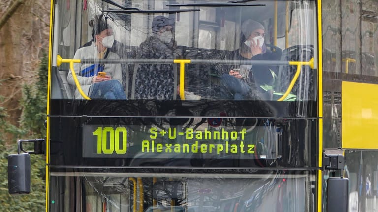 BVG-Bus: Fahrgäste sind dazu verpflichtet, medizinische Masken zu tragen.