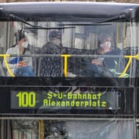 BVG-Bus: Fahrgäste sind dazu verpflichtet, medizinische Masken zu tragen.