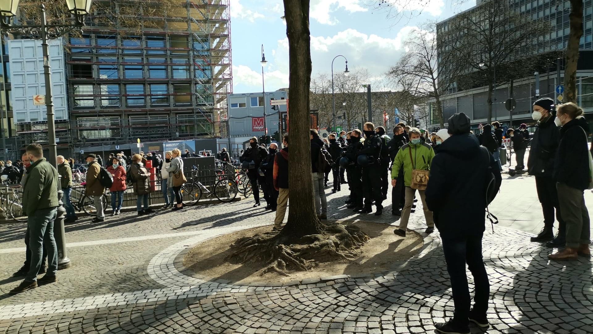 Menschen auf dem Rudolfplatz: Demonstranten trafen mit Polizei und Schaulustigen aufeinander.