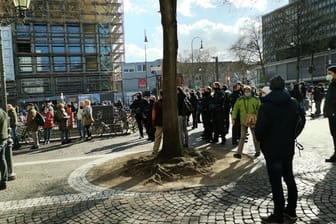 Menschen auf dem Rudolfplatz: Demonstranten trafen mit Polizei und Schaulustigen aufeinander.