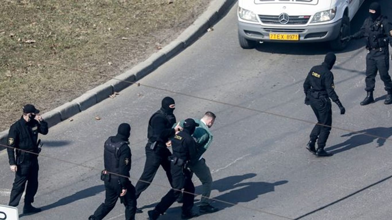 Polizisten nehmen einen Demonstranten in Minsk fest.