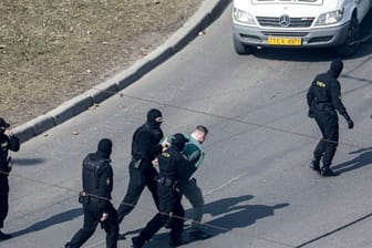 Polizisten nehmen einen Demonstranten in Minsk fest.