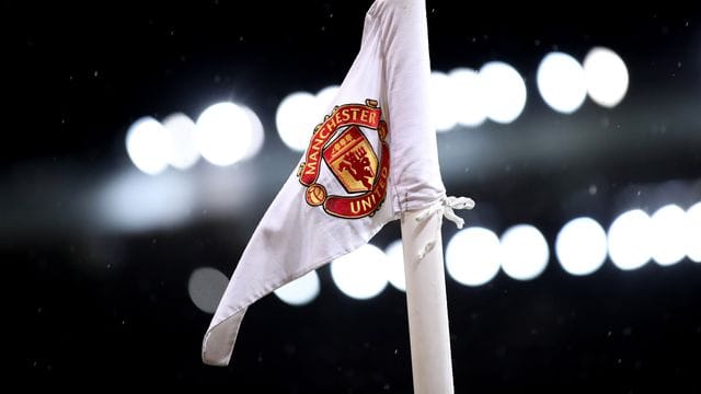Eine Eckfahne mit dem Logo von Manchester United im Old Trafford. Eine Eckfahne mit dem Logo von Manchester United im Old Trafford.