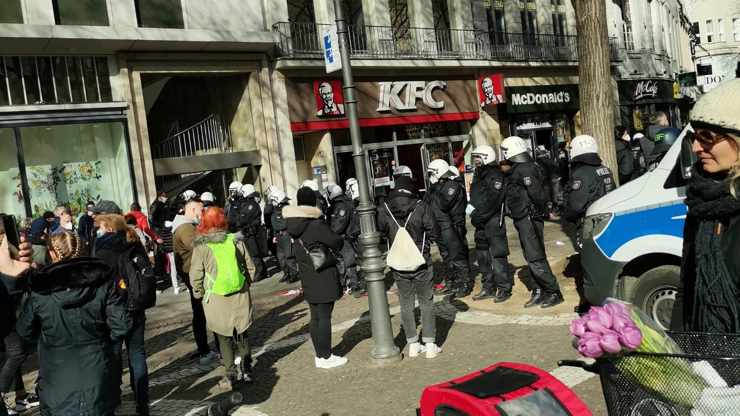 Polizei zwischen zwei Demo-Zügen: Damit die einen nicht auf die anderen treffen, hat sich die Polizei dazwischen gestellt.