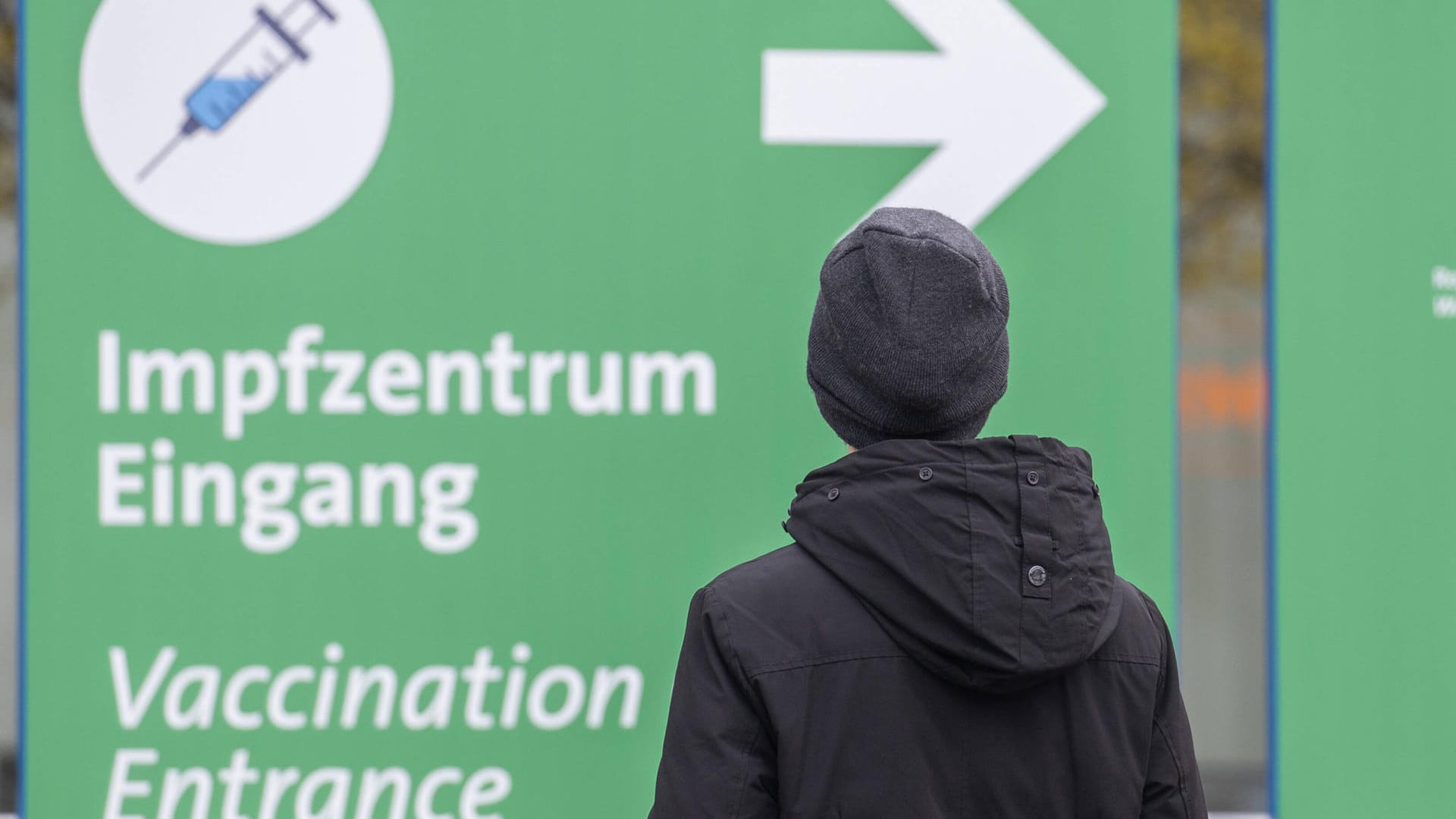 Der Eingang eines Impfzentrums (Symbolbild): In Rosenheim soll dort ein falscher Arzt gearbeitet haben.