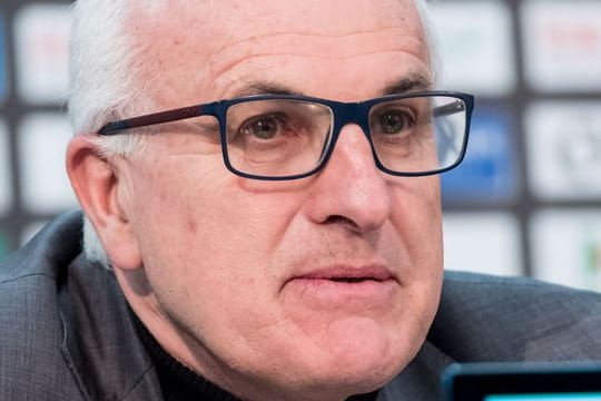 Christoph Schickhardt, Anwalt, spricht während einer Pressekonferenz.