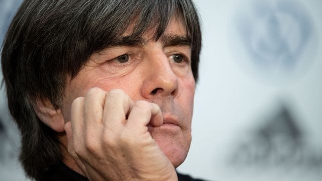 Bundestrainer Joachim Löw blickt während einer Pressekonferenz in die Runde.